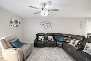 Living area - Spacious 5-bedroom, 2.5 bath house in fabulous Wimauma/Riverview neighborhood (Wimauma)