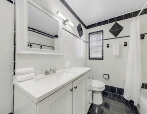 Studio | Bathroom - Relaxing Studio Near the Beach - Parking (Miami Beach)