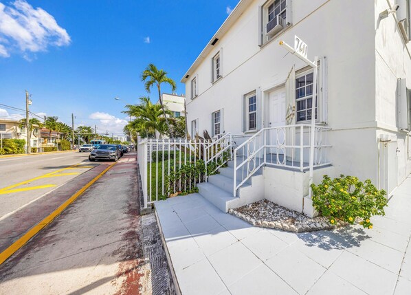 Exterior - Relaxing Studio Near the Beach - Parking (Miami Beach)