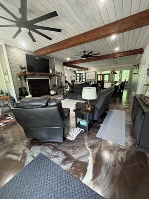 Living area - Luxury KY Lake Home. Pristine 5 bed/5 bath retreat set in acres of gated privacy (Springville)