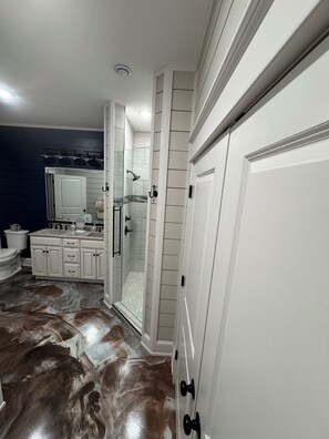Hair dryer, towels, soap, toilet paper - Luxury KY Lake Home. Pristine 5 bed/5 bath retreat set in acres of gated privacy (Springville)