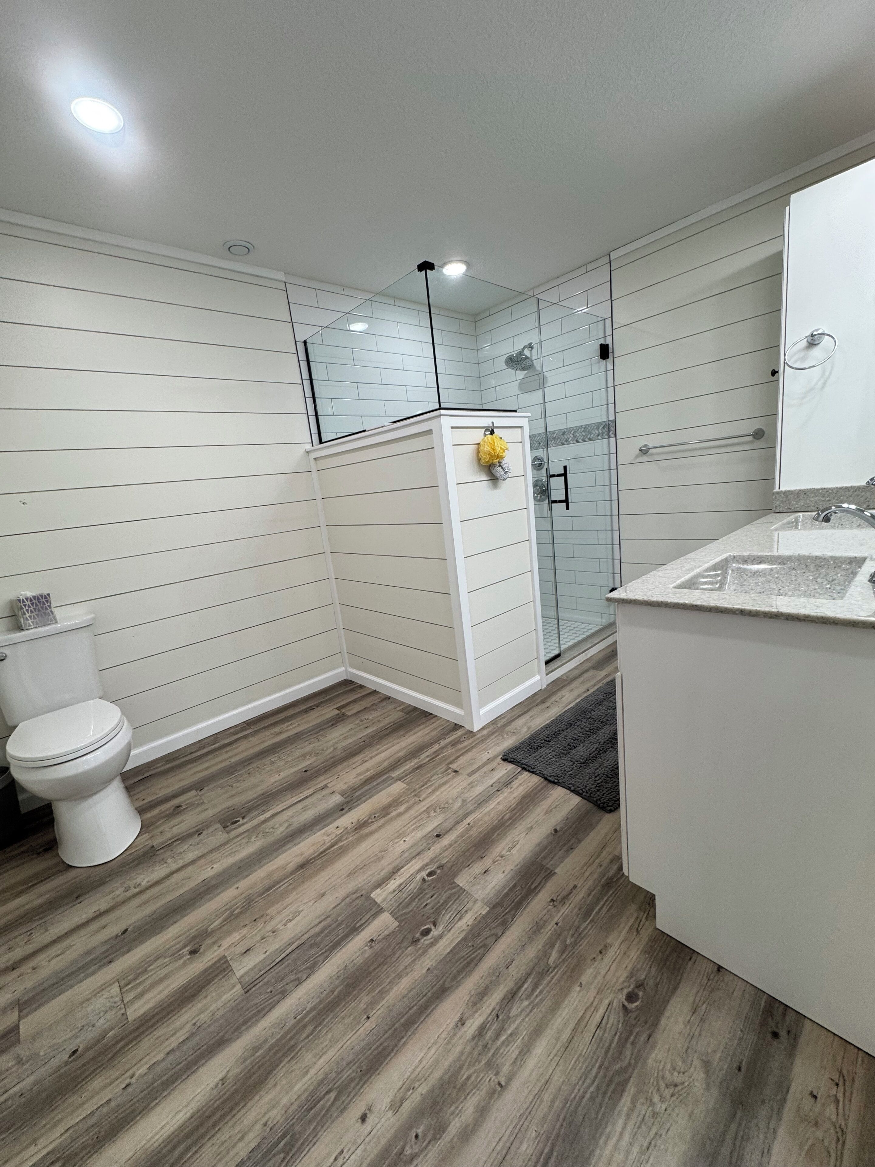 Ein Badezimmer mit Toilette, Dusche und Waschbecken.