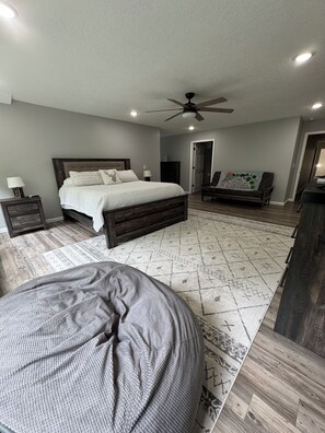 5 habitaciones, tabla de planchar con plancha, wifi y ropa de cama 