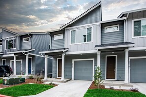 Exterior - # beautiful Eugene gem near UO # 3 bedroom townhome with views!! (Eugene)