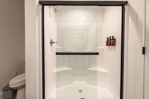 Shower, hair dryer, towels, soap - # beautiful Eugene gem near UO # 3 bedroom townhome with views!! (Eugene)