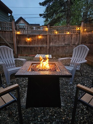 Downtown home w/patio in historic Pilot's Row