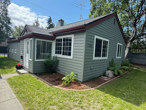 Downtown home w/patio in historic Pilot's Row