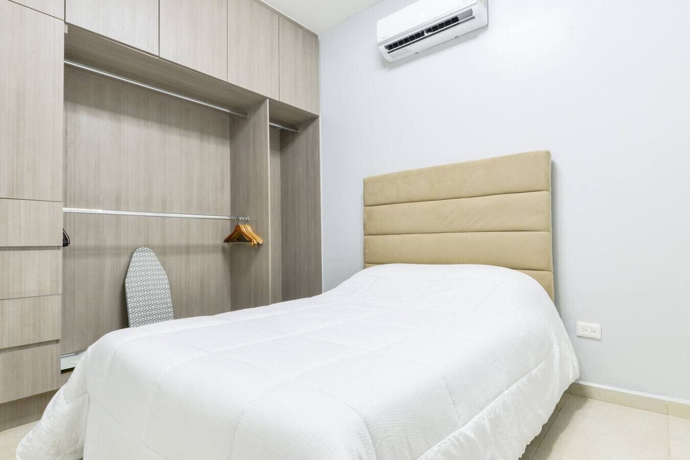 2 bedrooms, desk, iron/ironing board, WiFi