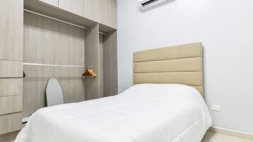 2 bedrooms, desk, iron/ironing board, WiFi