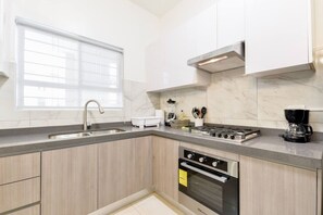 Frigorifero, microonde, forno, piano cottura