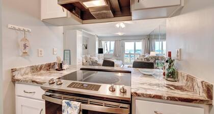 Sleeps 4, beautiful bay front with pool, super location with marina