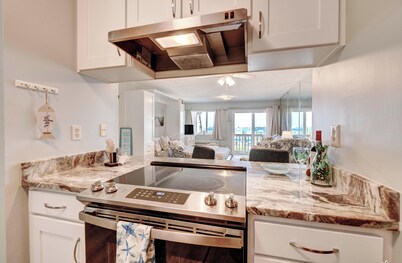 Sleeps 4, beautiful bay front with pool, super location with marina