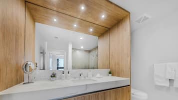 Condo, Balcony, City View | Bathroom