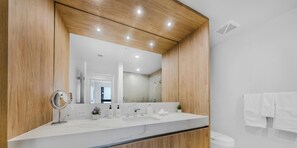 Apartment, Balkon, Stadtblick | Badezimmer