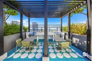 Outdoor dining - The Crosby Exclusive Condo - Pool & Gym (Miami)