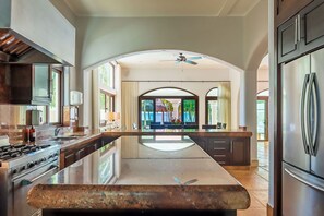 Frigorífico, horno, placa de cocina y utensilios de cocina