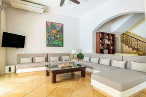 Living area - Sueño del Mar: Beautiful 6-bedroom beachfront villa with chef and pool (Tulum)