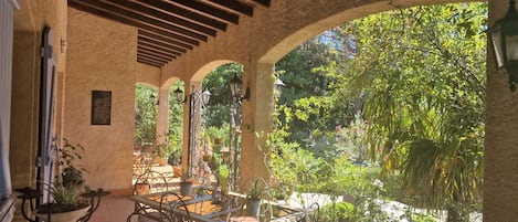 屋外ダイニングエリア