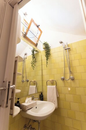 Shower, hair dryer, towels - riMINI house - One Bedroom Apartment, Sleeps 2 (Rimini)