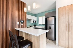 Réfrigérateur, micro-ondes, plaque de cuisson, cafetière/bouilloire
