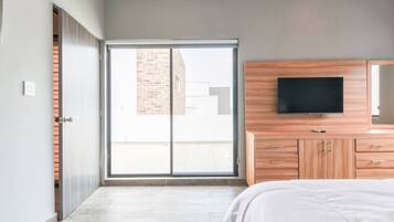 3 bedrooms, desk, iron/ironing board, WiFi