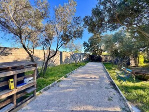 Outdoor dining - Le Mazet de l'Olivette, intimate and warm (Marguerittes)