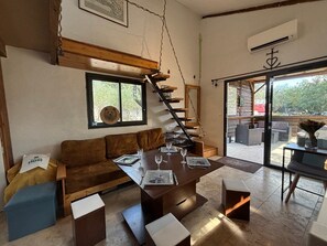 Interior - Le Mazet de l'Olivette, intimate and warm (Marguerittes)