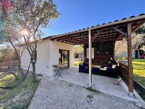 Outdoor dining - Le Mazet de l'Olivette, intimate and warm (Marguerittes)