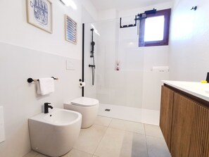 Regadera, secadora de cabello, bidet, toallas 