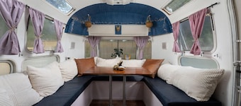Vintage Airstream Glamping w/ Cowboy Pool Near Wilmington