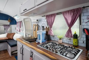 Kühlschrank, Herdplatte, Wasserkocher mit Kaffee-/Teezubehör, Mixer