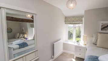 Cottage | 3 bedrooms, WiFi (free), individually decorated, individually furnished