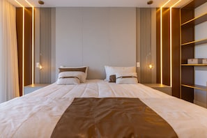 A modern hotel room with a large bed, bedside tables, and built-in shelving. - Mansão de Luxo a 35 minutos de SP (Araçariguama)