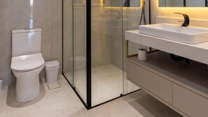 A modern bathroom with a glass-enclosed shower, a white toilet, and a large mirror above a white sink. - Mansão de Luxo a 35 minutos de SP (Araçariguama)