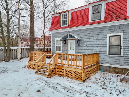 The Cozy Cottage Loft · Walk to Downtown & UNB
