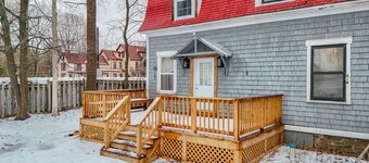 The Cozy Cottage Loft · Walk to Downtown & UNB