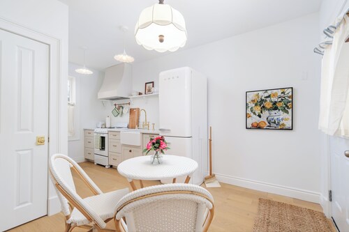 The Cozy Cottage Loft · Walk to Downtown & UNB