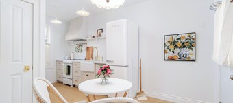 The Cozy Cottage Loft · Walk to Downtown & UNB