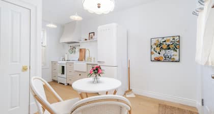 The Cozy Cottage Loft · Walk to Downtown & UNB