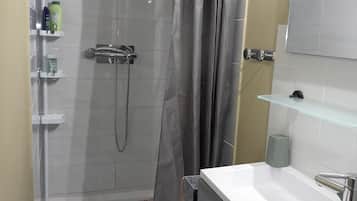 Asciugacapelli, asciugamani, sapone, carta igienica