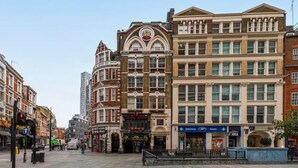 Eine Straße mit historischen Gebäuden, einer Apotheke und einem Schönheitssalon.