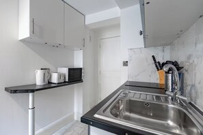 Fridge, microwave, oven - Liverpool Street Station - Stylish Apartment (London)