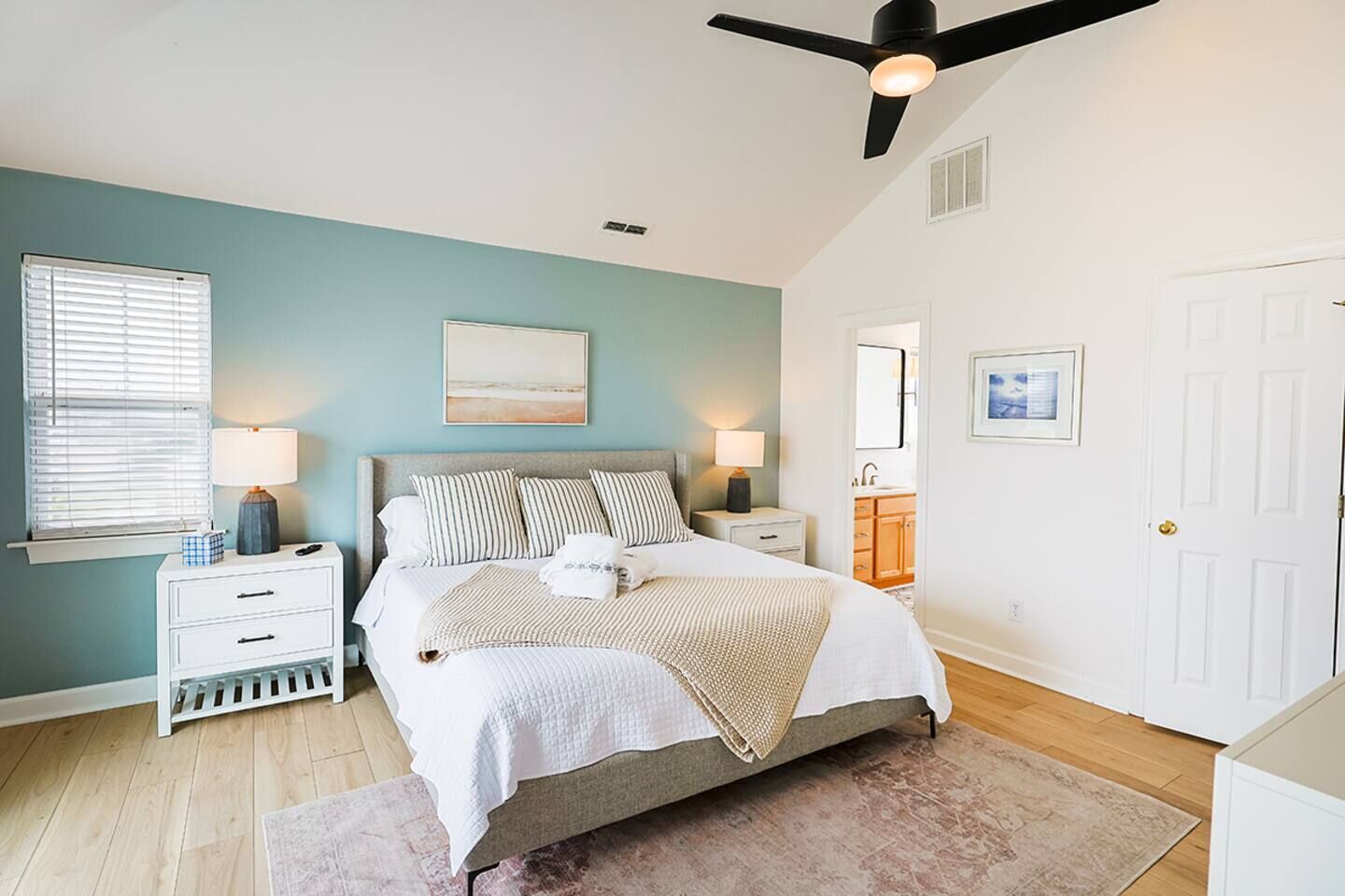 9 bedrooms, desk, travel cot, WiFi