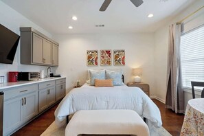 Iron/ironing board, WiFi, bed sheets - Cozy guest suite w/ workspace & TV (Oxford)