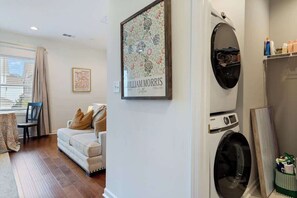 Interior - Spacious Oxford Commons Retreat - 2 miles 2 Square (Oxford)