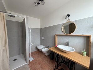 Bruser, hårtørrer, bidet, håndklæder