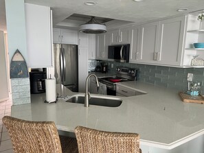 Private kitchen - Enjoyable 3-bedroom condo with AC in charming Ponce Inlet beach (Ponce Inlet)