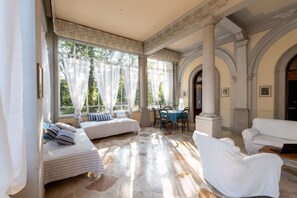 TV - Villa Excelsior_Art Nouveau Villa with Lake Access (Toscolano-Maderno)