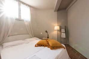 4 bedrooms, iron/ironing board, free WiFi, bed sheets - Villa Excelsior_Art Nouveau Villa with Lake Access (Toscolano-Maderno)