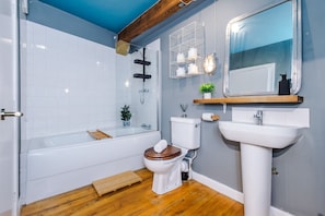 Ein Badezimmer mit Badewanne, Toilette und Waschbecken.